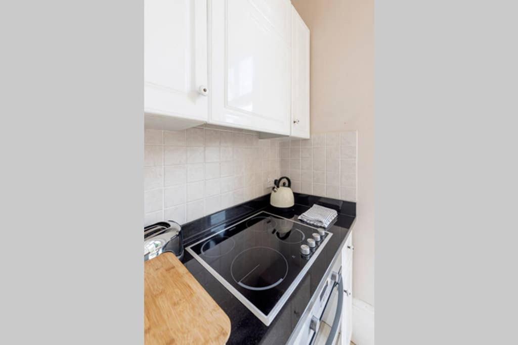 Beautiful Studio With Private Outside Terrace Apartment Bath Bagian luar foto